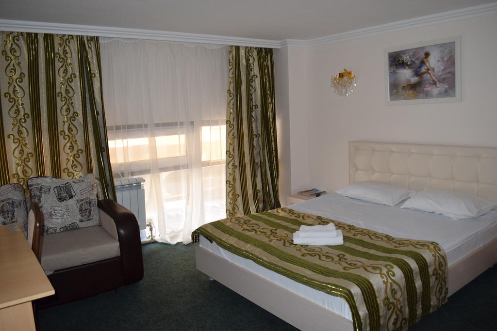 Bayterek Hotel Astana Quarto foto